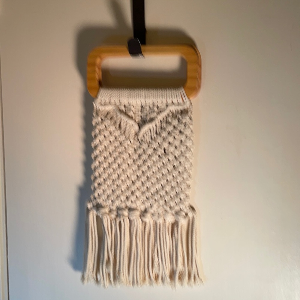 Macrame Purse White Wooden Handles 4” x 8”   Purse is 8” x 15”